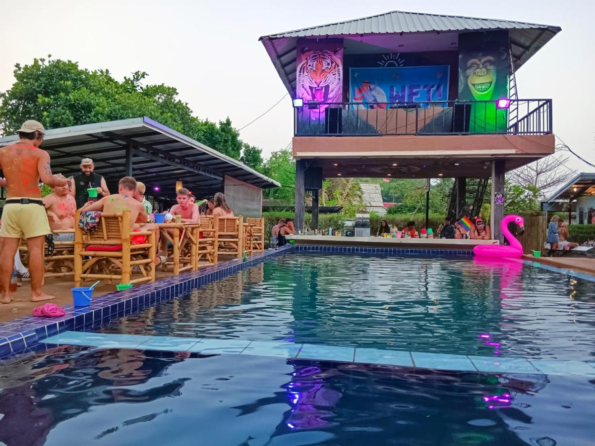 Wet! A Pool Party Hostel By Wild & Wandering Haad Rin Exterior photo