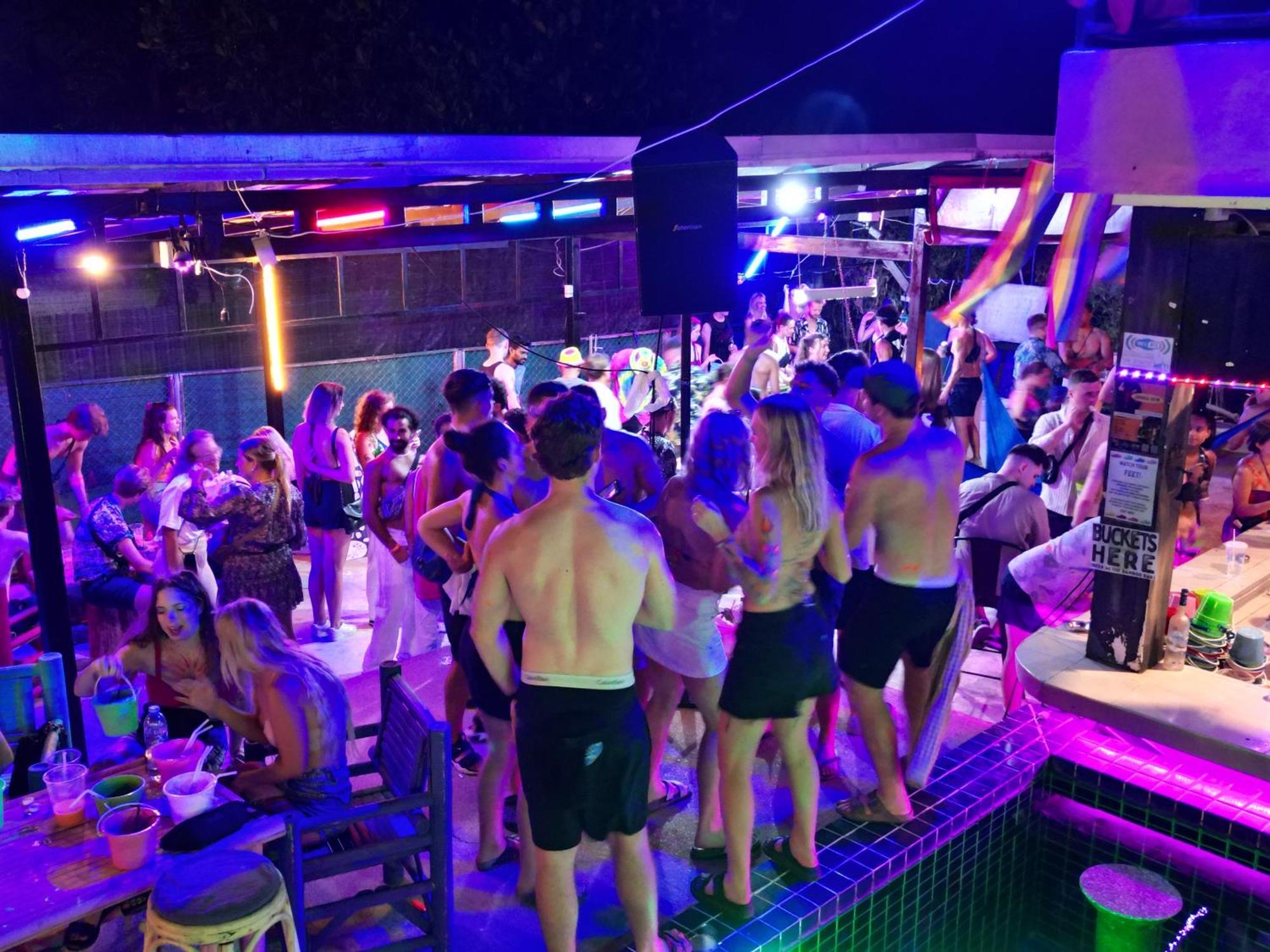 Wet! A Pool Party Hostel By Wild & Wandering Haad Rin Exterior photo