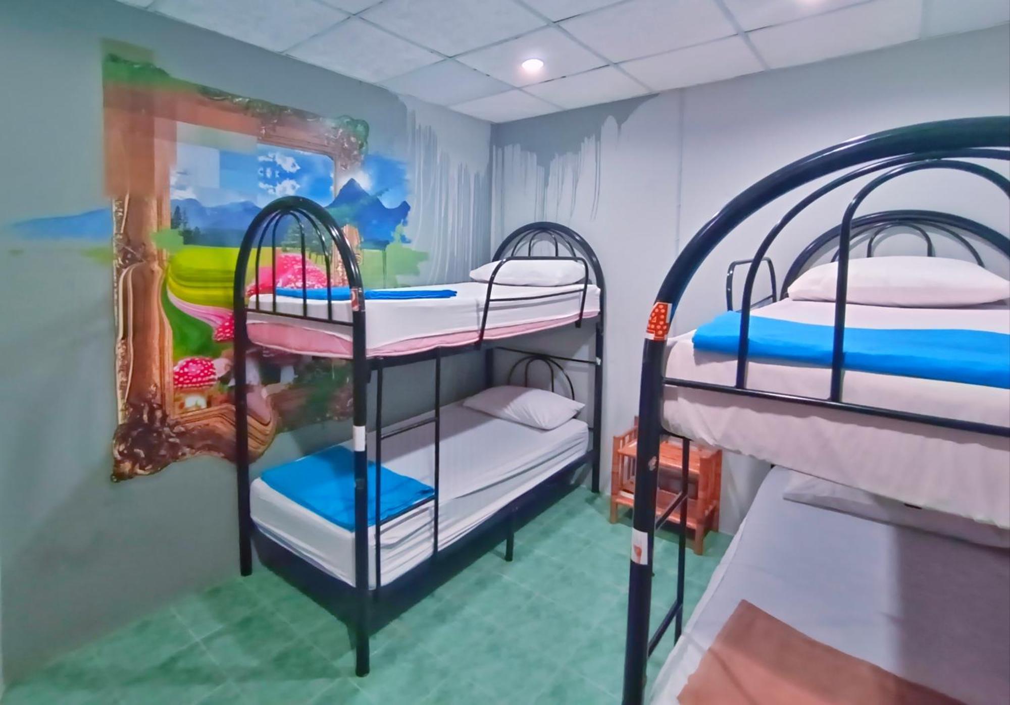 Wet! A Pool Party Hostel By Wild & Wandering Haad Rin Room photo