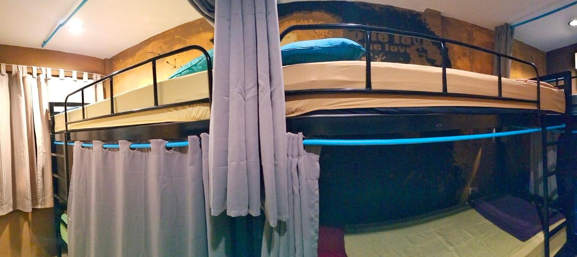 Wet! A Pool Party Hostel By Wild & Wandering Haad Rin Room photo