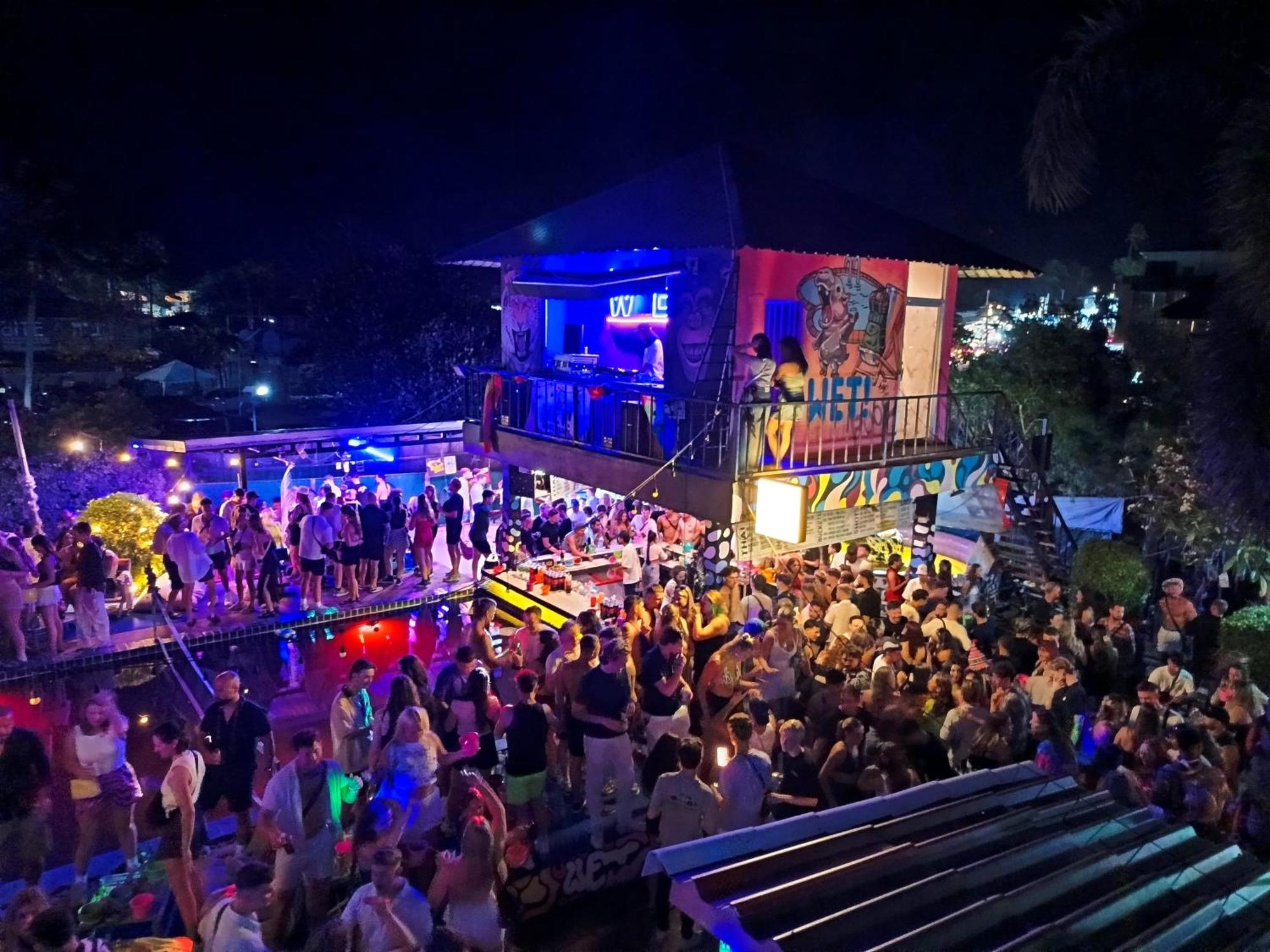 Wet! A Pool Party Hostel By Wild & Wandering Haad Rin Exterior photo