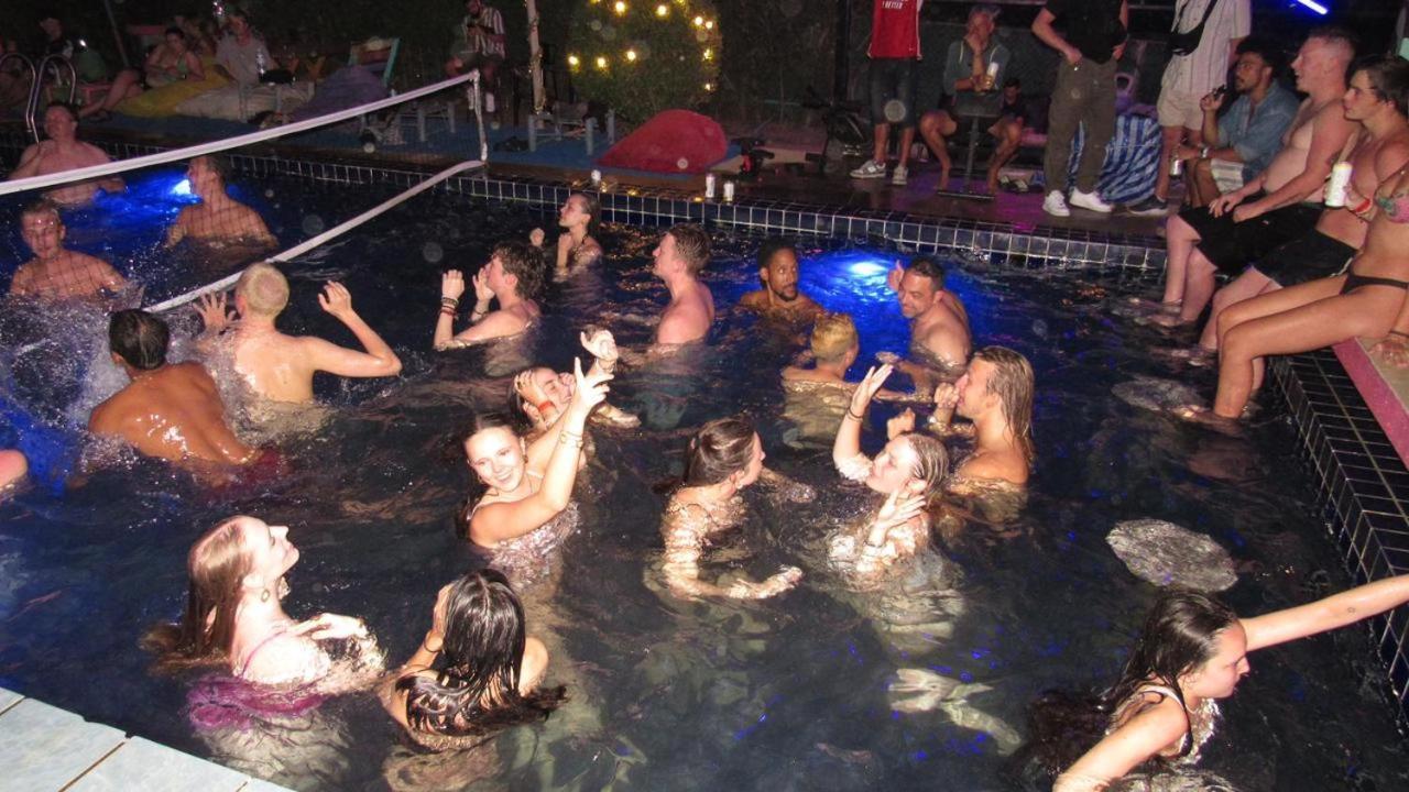 Wet! A Pool Party Hostel By Wild & Wandering Haad Rin Exterior photo