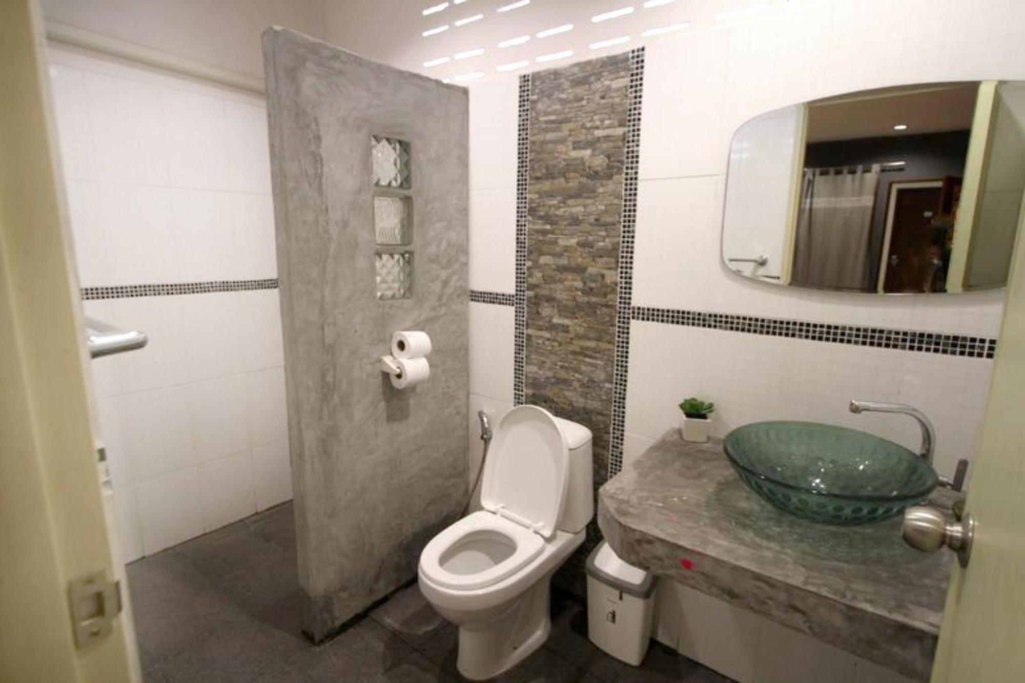 Wet! A Pool Party Hostel By Wild & Wandering Haad Rin Room photo